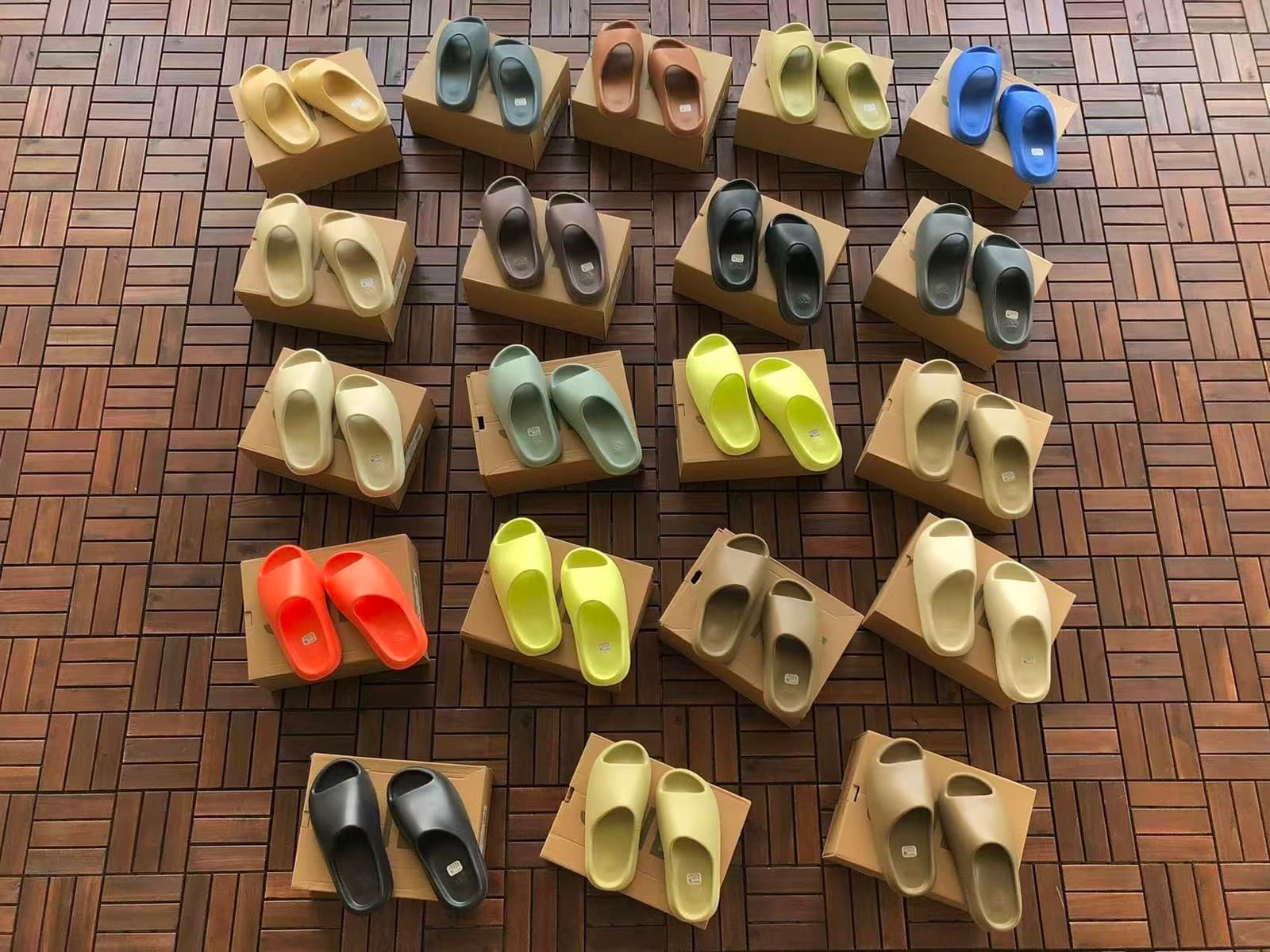 All colourways, group photo 1