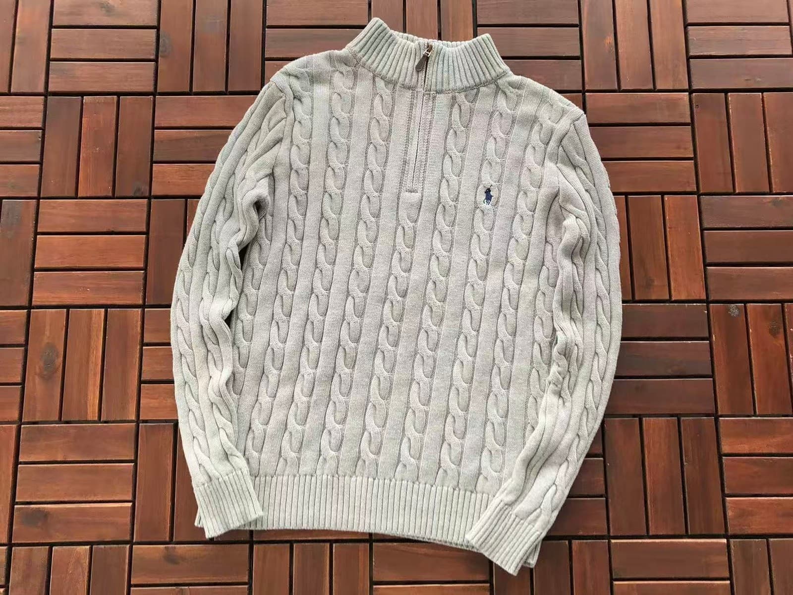 Light grey / navy logo